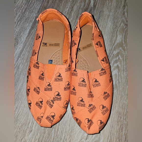 Cleveland Browns Orange And Brown Flats Womans XL - Picture 1 of 3